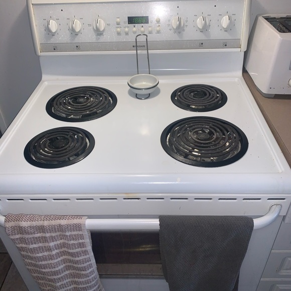 Frigidaire white stove - Picture 2 of 3